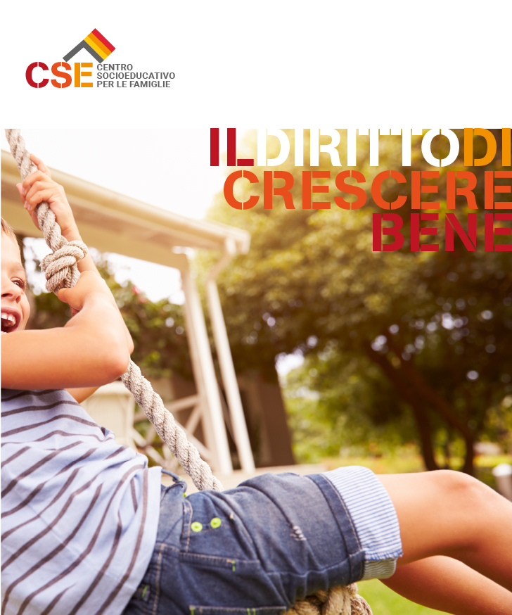 CSE – Il diritto di crescere bene Bambino che gioca su un’altalena di corda all’aperto, simbolo del diritto a crescere bene promosso dal Centro Socioeducativo per le Famiglie.
